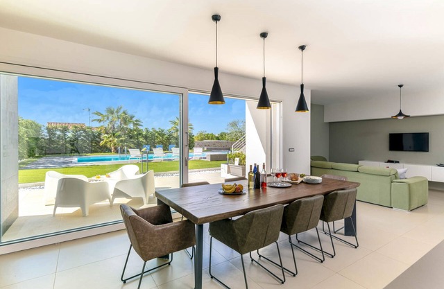 Contemporary property with Terrace and Sunbathing Area