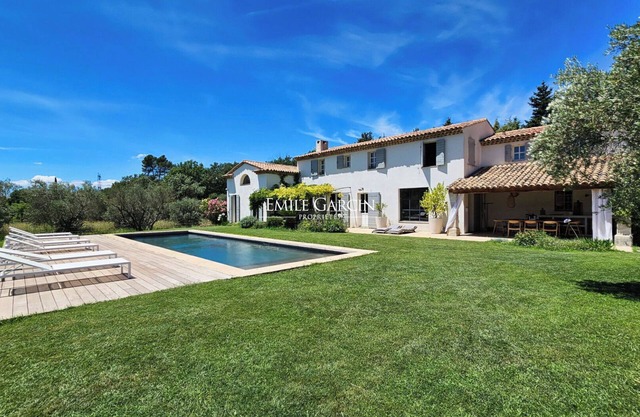 Contemporary Provencal farmhouse for rent between Aix-en-Provence and the Luberon
