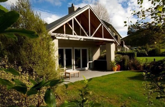 Contemporary relaxed Cottage on 100 acres