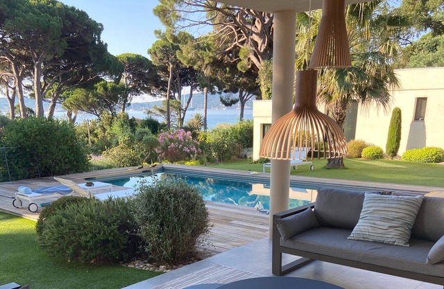 Contemporary single-storey villa with sea view, 2 minutes' walk from the beach