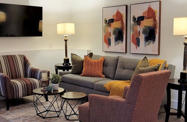 Contemporary Two Bedroom Suite. Walk to Lake Beaches & Trails! Mountain Biking!