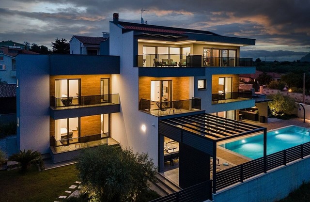 Contemporary Villa, A/C, Private Pool, Gym, Sea Views - Walking Distance to Fazana Centre & Beach!