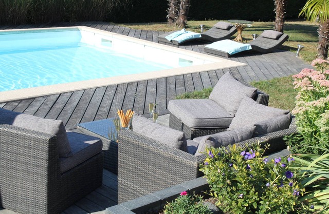 Contemporary villa on Lake Leman with pool, private access and pontoon