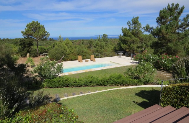Contemporary villa with pool, south of Lisbon, stunning views in Aldeia do Meco