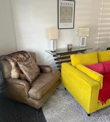 Contractor friendly-2 bd-Private Parking-Sleeps 3