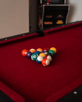 Contractor-Friendly 3-Bed, Games Room, Pool Table!