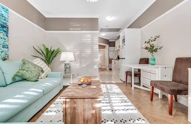 Convenience and comfort 1BR Apartment Walk To Queen St Mall