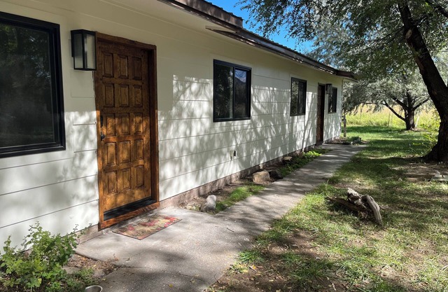 Convenient 2 bedroom in duplex short walk to ranchos plaza, 35 min to ski valley