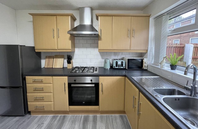 Convenient 3 bd House Salford 7 guests