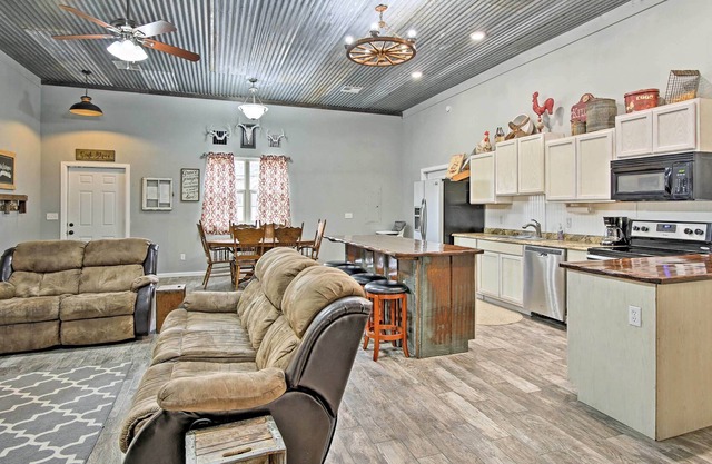 Convenient Broken Arrow Home - 22 Mi to Tulsa!