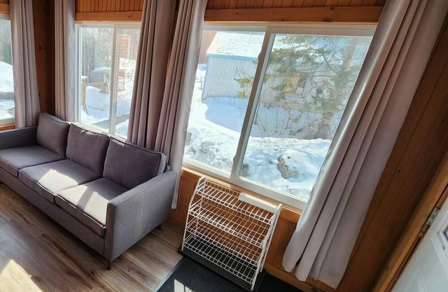 Convenient city living! Modern apartment, close to all services.