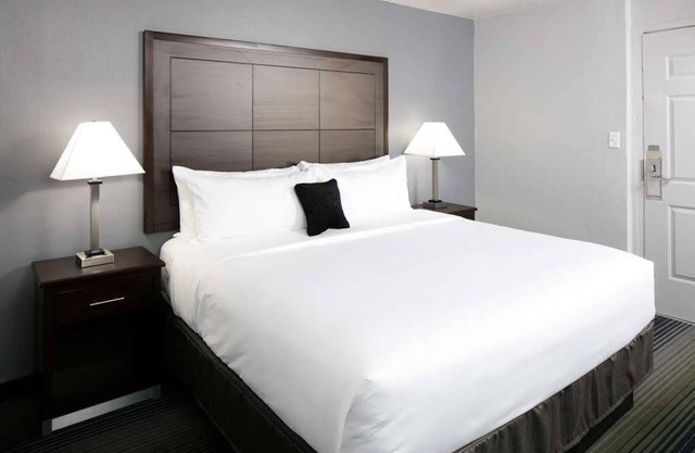 Convenient Countryside Stay, Outdoor Pool, Free Parking, Near Arizona Stadium