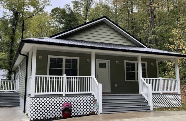Convenient home close to downtown!