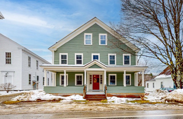 Convenient in-town house, river view, dog-friendly, deck, kitchen, w/d, TV, wifi