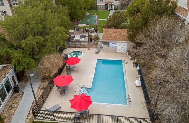 Convenient Location! Unit w/Full Kitchen, Outdoor Pool, Free Breakfast!