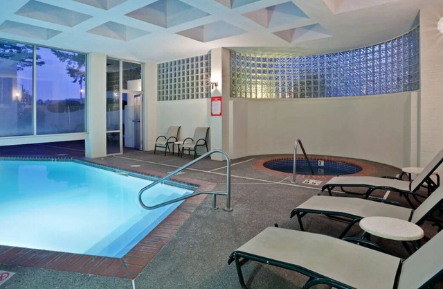 Convenient Location! Onsite Pool, Private Parking, Near Lake Oswego