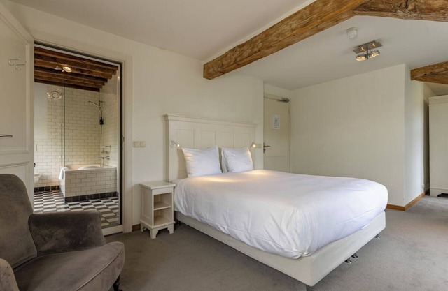Convenient Location with Free Parking, Free Dining! Close to Kasteel D'Erp!
