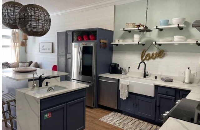 Convenient to everything with Pool! West end townhome ,5 min walk to the Beach!