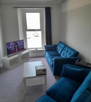 Conveniently located, newly refurbished flat (sleeps 4)