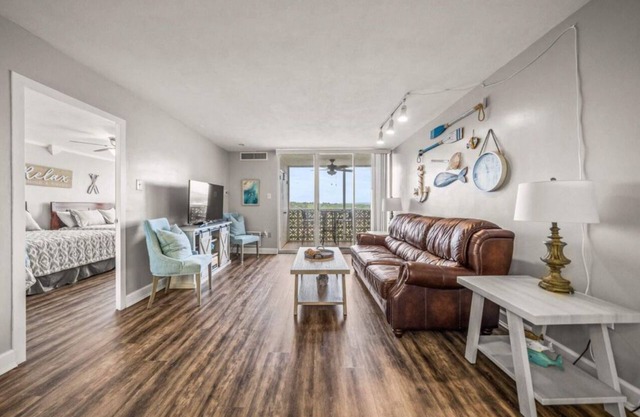 Conveniently located cozy, 1BR/1BA weekend getaway w/lakefront view!