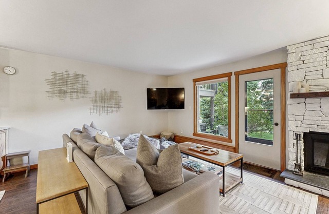 Conveniently located condo with full kitchen, fast wifi & next to golf course