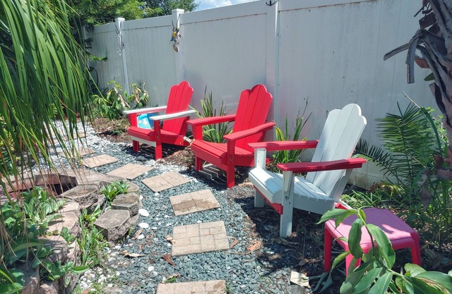 Conveniently Located Pool Home w/Free WiFi & Vaulted ceiling