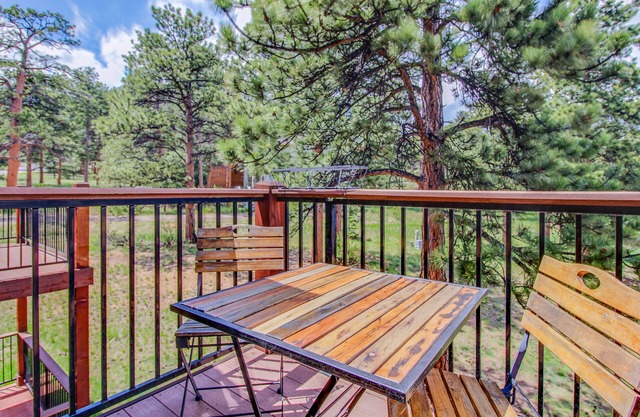 Conveniently located mountain condo with balcony, wildlife views, & golf course