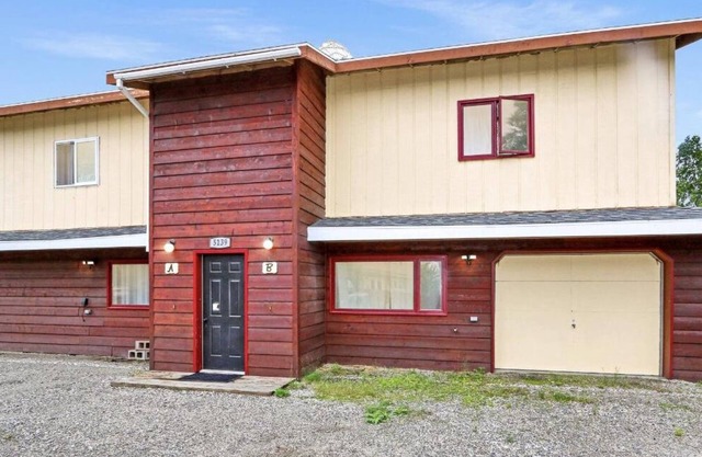 Conveniently Located 2 BR Townhome w/Self Check-in