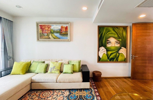 Conveniently situated in the center of Huahin. Nice decoration.