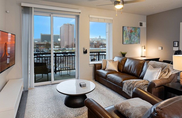 Convention Ctr Bespoke Beauty 2BD Pool/Gym/HtubPkg