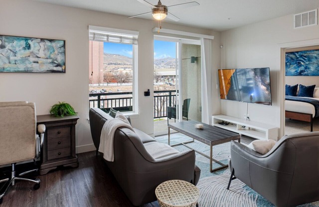 Convention Ctr Lux 2BR Pool,Htub,Gym,Theatre,Pkg