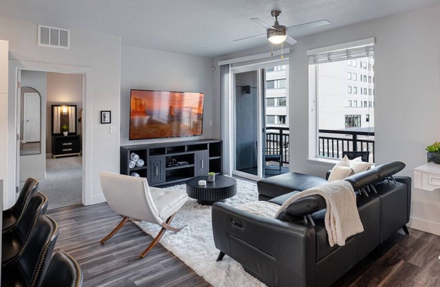 Convention Ctr Style-2BR Pool/HotTub/Gym/Theatre