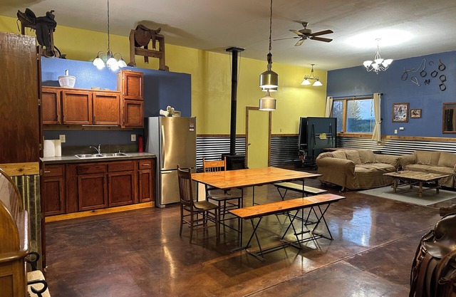 Converted Barn to your comfy get away, close to Yakima/Naches. FarmnStay Tieton