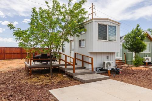 Convient tiny home private deck