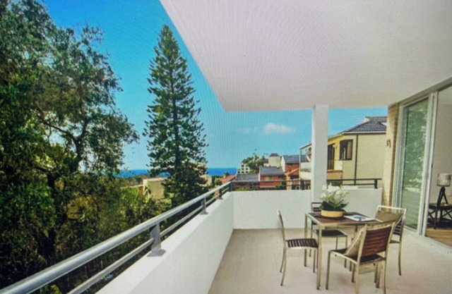 Coogee Beach 5 minute walk. Coffee shops, restaurants.nViews over iconic Coogee