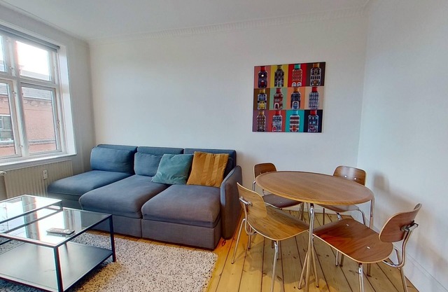 Cool 1-bed apartment in hip location - 296