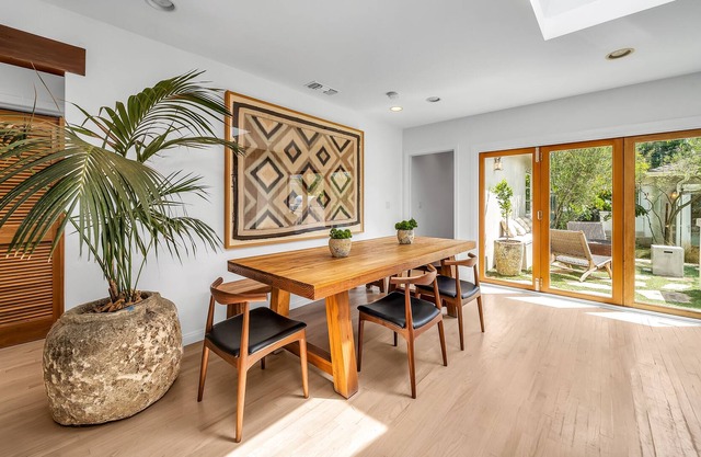 Cool Cali Vibes: 4 Bdrm, Midcentury Zen with Lush Yard, Sauna, BBQ & Fire Pit