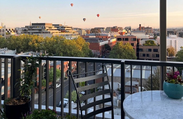 Cool Collingwood Apartment With City Views