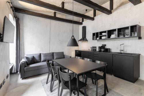 COOLEST Apartment in Berlin, easy Check-in, close to center, Black & White Maisonette #6