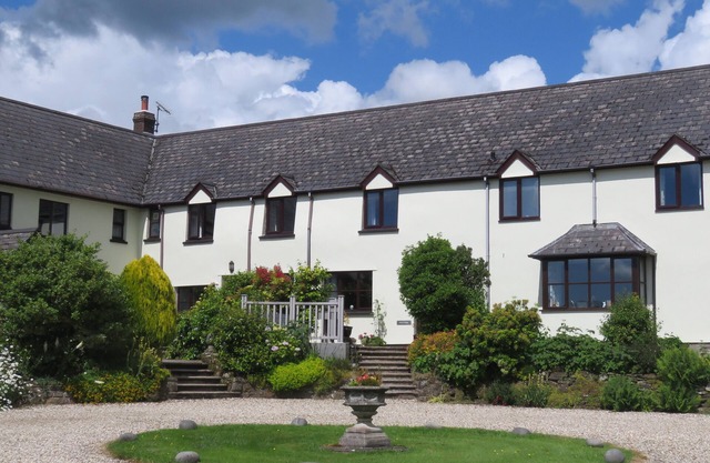 COOMBE COTTAGE, pet friendly, with a garden in South Molton