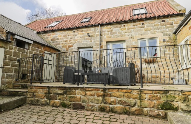 COOPERS BARN, pet friendly, character holiday cottage in Egton