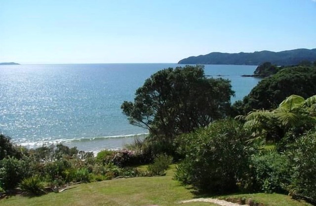 Coopers Beach Retreat- the black bach, beachfront and pet friendly