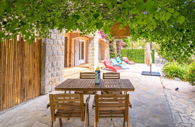 Coquettish and quiet downstairs 3-room villa in a green setting