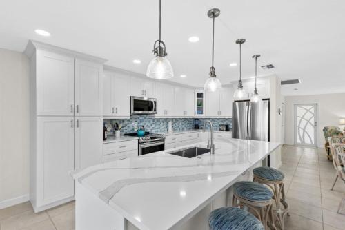 Coral Cove Cottage Centrally Located Waterfront