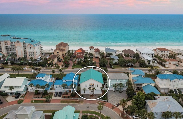 Coral Shores - Huge Beach House with an Ocean View & Private Covered Pool