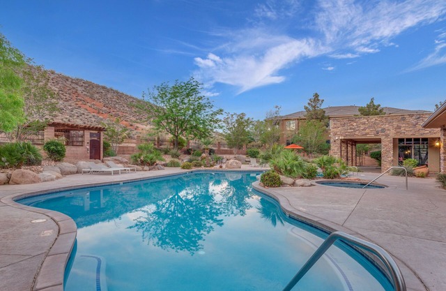Coral Springs A8 | 3 Bedrooms w/BBQ Grill, Cable TV, 2 Private Fireplaces & a Soaker Bathtub!