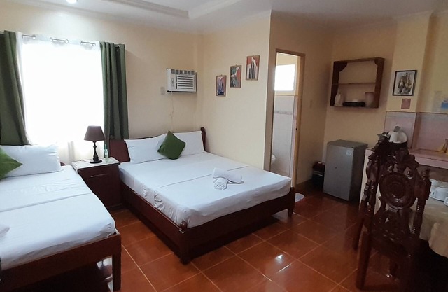 CORALYN'S PLACE FAMILY of 5 with private toilet and kitchenette