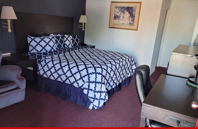 Coratel Inn & Suites by Jasper Hutchinson - 1 King Suite with Sofa NS