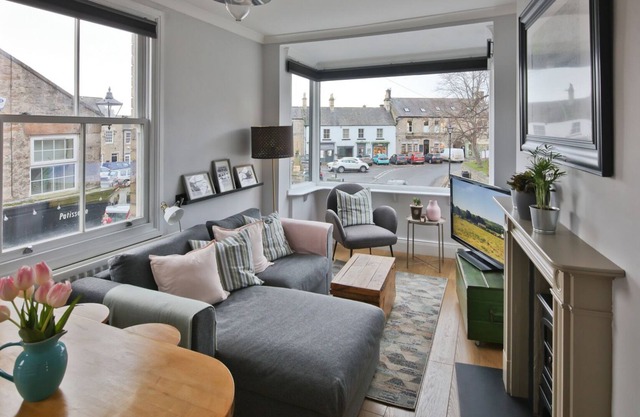 CORBRIDGE VIEW, romantic, character holiday cottage in Corbridge