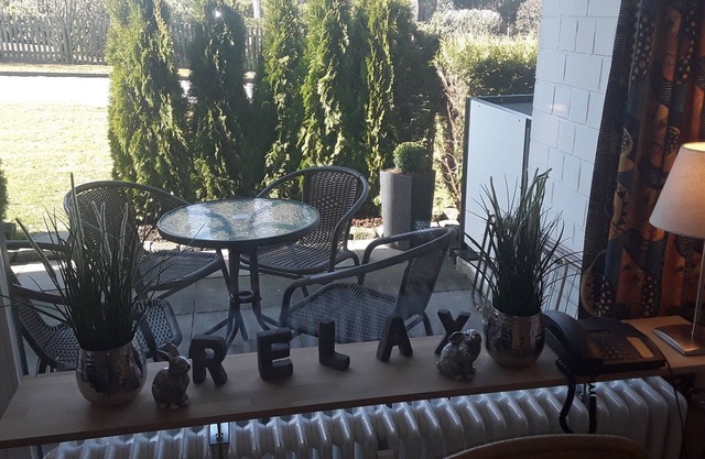 Cordes, Apartment 1, with sauna and outdoor pool, right on the lake